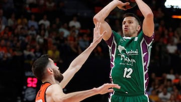 GRAF1687. VALENCIA, 31/05/2019.- El escolta serbio de Unicaja Dragan Milosavljevic (d) se dispone a lanzar ante Joan Sastre, del Valencia Basquet, durante el primer partido del playoff de cuartos de final de la Liga Endesa que se disputa esta tarde en el Pabellón de la Fuente de San Luís. EFE/Miguel Ángel Polo