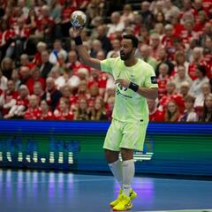 Dos penaltis errados por Richardson evitan el empate del Barça