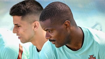 Carvalho (derecha), junto a Cancelo.