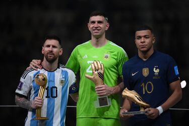 La charla del ‘Dibu’ con Messi tras ganarle a Francia: “Le agradecí por hacerme campeón del mundo”