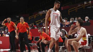 Hernang&oacute;mez, con Gasol y Scariolo al fondo.