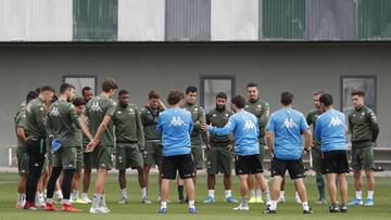 Rubi, junto a sus hombres.