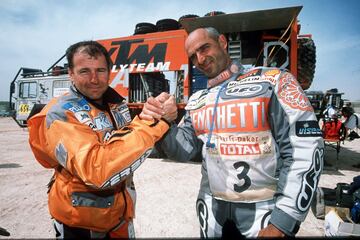 Superado por Barreda en la edición de 2022, Arcarons hace su debut en el Dakar de 1988, disciplina en la que compite hasta 2011 con marcas como Merlin, Suzuki, Cagiva, Yamaha y KTM. Sólo con las dos primeras no logra triunfo de etapa. En 1992 logra su primer podio en la general, 3º. Repetiría en 1993, con cinco etapas consecutivas y una sanción que lastró todas sus opciones, y en 1994, 1995, 1996 y 2001 llegarían sus mejores resultados, con los segundos puestos de la general.