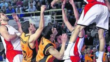 <b>SIN REBOTE. </b>Gladyr pasa ante Esteban Batista y Tal Burstein.