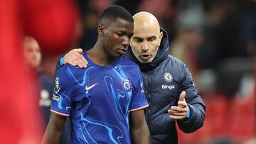 Enzo Maresca, entrenador del Chelsea, da instrucciones a Moisés Caicedo durante un partido.