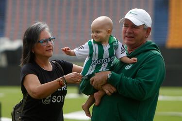 El técnico de Atlético Nacional, Hernán Darío Herrera, vivió un momento especial en la práctica previa a la final. Acompañado de su familia, donde su nieto Nicolás Villamil Herrera fue gran protagonista.