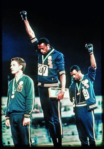 Juegos Olímpicos de México 1968. El 'Black Power' sucedía sólo unos meses después del asesinato de Martin Luther King. La imagen del podio de los 200 metros dio la vuelta al mundo. El puño de los atletas Tommie Smith, oro, y John Carlos, bronce, fue un gesto pensado para protestar contra la discriminación de la población negra en EE.UU.