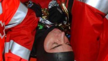 David Meca, evacuado en ambulancia tras culminar su nueva hazaña