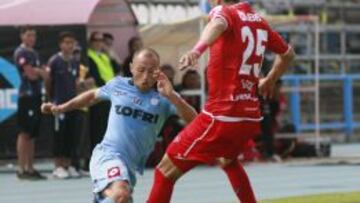 El jugador de Deportes Iquique Alberto Gomez, izquierda, disputa el balón con Gonzalo Godoy de Nublense, durante el partido de primera división en el estadio Tierra de Campeones en Iquique, Chile.