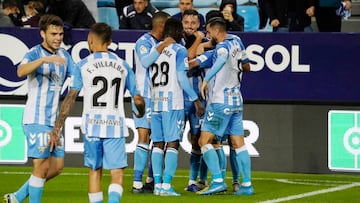 Alegría de los jugadores del Málaga tras el gol de Rubén Castro.