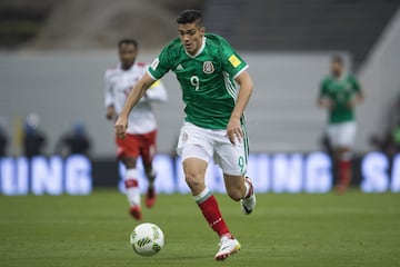 El delantero mexicano pinta para arrancar de titular, pues a pesar que llegó a la concentración al mismo tiempo que Oribe, pero el aún jugador del Benfica le saca ventaja en el proceso de Osorio al atacante del América; mientras que en el caso del Chicharito, apenas reportó con el Tri.