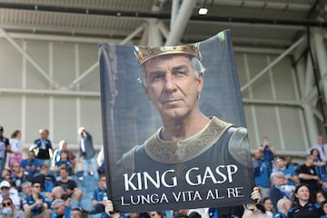 Los hinchas del Atalanta veneran su técnico, 'el Rey' Gasperini.