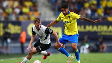 CADIZ, SPAIN - OCTOBER 02: Ivan Chapela of Cadiz battles for possession with Toni Lato of Valencia CF during the La Liga Santander match between Cadiz CF and Valencia CF at Estadio Nuevo Mirandilla on October 02, 2021 in Cadiz, Spain. (Photo by Fran Santi