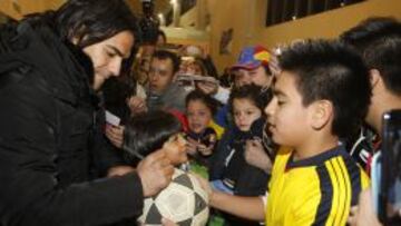 Falcao fue el jugador más solicitado del Atlético a la llegada del equipo rojiblanco a Pamplona.