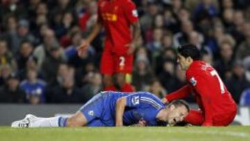 Terry, en el momento de caer lesionado tras su choque con Suárez.