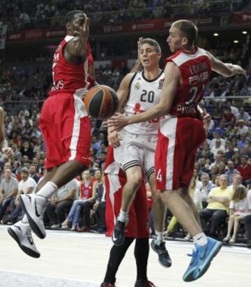 Jaycee Carroll intenta una penetración al aro entre Dunston (6) y Lojeski (24).