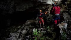 Miembros del equipo de rescate buscan los cuatro espele&oacute;logos portugueses en el complejo Cuevo Coventosa, un entramado de cuevas y galer&iacute;as de 6,7 kil&oacute;metros de longitud, con un desnivel de 685 metros y una profundidad m&aacute;xima de 815 metros.