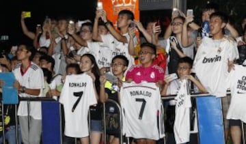 Cientos de aficionados chinos recibieron al Real Madrid.