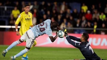 GRAF6383. VILLAREAL (CASTELLÓN), 24/11/2019.- El portero del Villarreal Sergio Asenjo (d) intenta despejar ante el centrocampista senegalés del Celta de Vigo Pape Diop durante el partido de decimocuarta jornada de LaLiga Santander que se dis