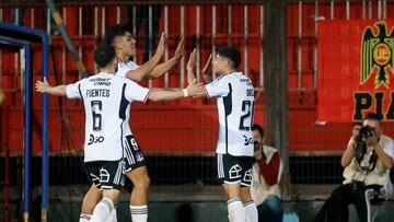 El jugador de Colo Colo, Alexander Oroz, celebra su gol contra Unión Española durante el partido de Primera División.