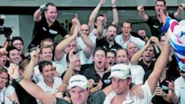 <b>SERIEDAD EN EL SEMBLANTE. </b>Barrichello se sumó a la fiesta, pero no lo hizo con su mejor sonrisa.