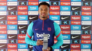El jugador del FC Barcelona Ansu Fati con el premio NxGn 2021 otorgado por Goal, que le acredita como mejor promesa del momento.