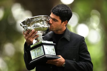 El español Carlos Alcaraz besa el trofeo de la Norman Brookes Challenge Cup en el Royal Exhibition Building.
