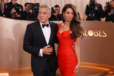 George Clooney y Amal Clooney posan en la alfombra roja de la 83.ª edición de los Globos de Oro, celebrada en el Beverly Hilton.