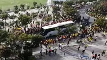 El multitudinario recibimiento a La Roja en su llegada al estadio