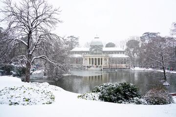 Durante todo el día ha caído una intensa nevada en Madrid que ha dejado estampas muy poco habituales en esta ciudad.