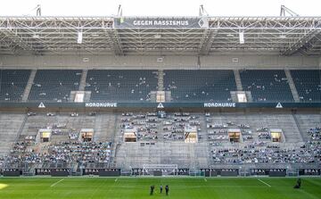 Imágenes de aficionados del Borussia Monchengladbach llenan las gradas del Borussia Park. Los seguidores del club alemán apoyan a su equipo comprando estos cartelones con sus caras y que permanecerán en el estadio hasta que vuelvan los partidos al estadio.