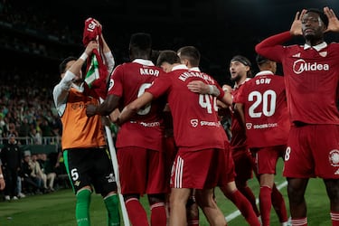 El momento más tenso del partido: Isaac Romero tras anotar su gol lo celebró colocando su camiseta en el banderín de córner de la esquina de Gol Sur con Preferencia. Marc Bartra se acercó rápidamente al mástil para retirar la camiseta de Isaac del lugar donde estaba un banderín verdiblanco que el central catalán repuso.