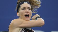 La tenista alemana Andrea Petkovic devuelve una bola durante su partido ante Garbi&ntilde;e Muguruza en el US Open 2021.