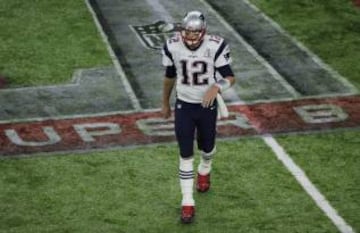 Tom Brady tenía poco más de dos minutos para intentar llevar a su equipo a zona de anotación si no quería que los Falcons recuperasen la posesión en la segunda mitad y pudieran ponerse a más de tres anotaciones.