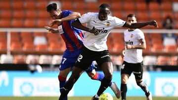 VALENCIA, SPAIN - MAY 16: Kike of SD Eibar battles for possession with Mouctar Diakhaby of Valencia CF during the La Liga Santander match between Valencia CF and SD Eibar at Estadio Mestalla on May 16, 2021 in Valencia, Spain. Valencia CF will host 5,000