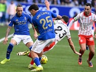 OVIEDO, 31/01/2026.- El defensa del Real Oviedo Javi López (c) disputa un balón con el centrocampista del Girona Iván Martín (2d) durante el partido de LaLiga entre el Real Oviedo y el Girona FC celebrado en el Estadio Carlos Tartiere en Oviedo, este sábado. EFE/Eloy Alonso