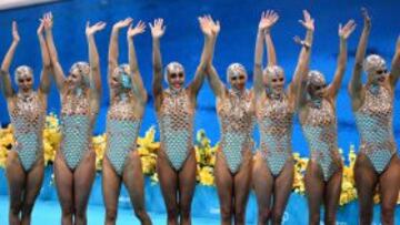 El equipo español saluda tras su actuación.