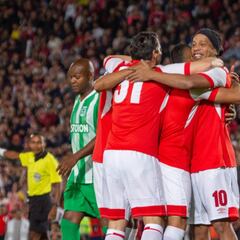 La magia intacta: El homenaje a Ronaldinho en El Campín