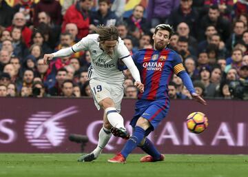 GRA257. BARCELONA, 03/12/2016.-El delantero argentino del FC Barcelona Lionel Andrés Messi (d) y el centrocampista croata del Real Madrid Luka Modric, durante el partido de la decimocuarta jornada de Liga que disputan en el Camp Nou de Barcelona. EFE/Toni Albir