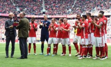 El Bayern homenajea a Guardiola tras ganar la Bundesliga