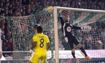 El portero del Córdoba Juan Carlos Martín trata de evitar el segundo gol del Villarreal, marcado por Uche.