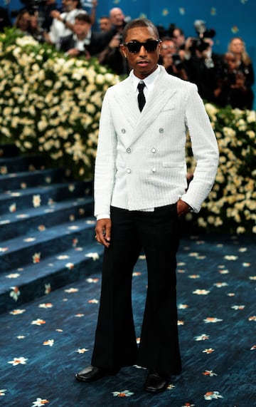 Pharrell Williams, con un traje de Louis Vuitton cuya chaqueta fue confeccionada con 100,000 perlas y joyas de Tiffany's.