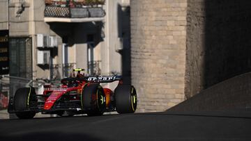Ferrari's Spanish driver Carlos Sainz Jr steers his car during the sprint race ahead of the Formula One Azerbaijan Grand Prix at the Baku City Circuit in Baku on April 29, 2023. (Photo by NATALIA KOLESNIKOVA / AFP)