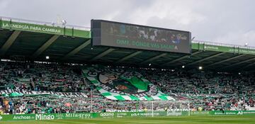 Tifo en La Gradona de los Malditos, la grada de animación de El Sardinero, contra el Eibar.