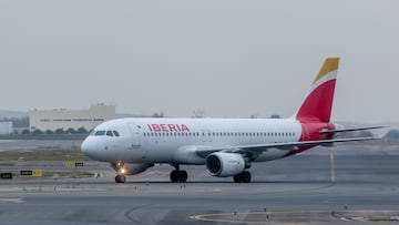 Un avión de la aerolínea Iberia en el aeropuerto Adolfo Suárez Madrid-Barajas, a 2 de enero de 2024, en Madrid (España). UGT ha convocado una huelga de los trabajadores de las torres de control de plataforma del aeropuerto Adolfo Suárez Madrid-Barajas desde el 31 de diciembre hasta el 7 de enero, en plenas Navidades y afectando también a la operación retorno, en protesta, según UGT, por las condiciones de trabajo en las que operan, que comprometen la concentración necesaria en un servicio crítico para la seguridad aeroportuaria debido a las extenuantes jornadas y a una alta rotación de la plantilla donde el 60% del personal tiene menos de seis años de experiencia. Esta se suma a las movilizaciones de los trabajadores del servicio handling de Iberia entre el 5 y el 8 de enero.
02 ENERO 2024;AEROPUERTO;TRABAJADORES;HUELGA;PROTESTA;SALARIOS;CONDICIONES;AVIONES;VUELO;VEHÍCULO;VIAJE;TRANSPORTE
Ricardo Rubio / Europa Press
02/01/2024