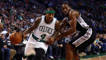 Isaiah Thomas y Kawhi Leonard, durante un partido en noviembre de 2015.