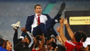 Garrido, celebra el título con sus jugadores