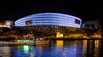 Capacidad en 2030: 53.633. Ronda máxima que puede albergar en el Mundial: Cuartos de final. Mayor evento acogido: Champions femenina, final europea de rugby, MTV Awards. Propietario: San Mamés Barria.