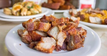 Las cortezas de cerdo fritas son un delicioso plato con el que acompañar la bebida en Madrid. En muchos sitios te los ponen como cortesía junto a la consumición, pero uno de los mejores sitios para pedir una ración más generosa es Los Torreznos Bar o en Treze.