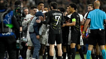 Chelsea's Portuguese forward #07 Pedro Neto (L) tends to a ballboy after he pushed him during the UEFA Champions League round of 16 first leg football match between Paris Saint-Germain (PSG) and Chelsea at the Parc des Princes stadium in Paris on March 11, 2026. (Photo by JULIEN DE ROSA / AFP)